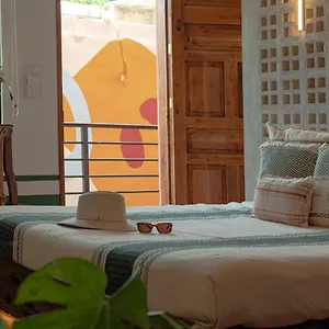 Hiphipstay - The Colonial Hotel